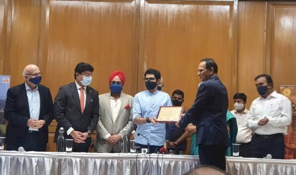 FHRAI, HRAWI & HAI felicitate Shri Aaditya Thackeray & Smt Valsa Nair